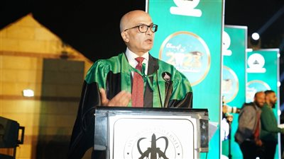 رئيس جامعة عين شمس يشهد تخريج طب وجراحة الأسنان