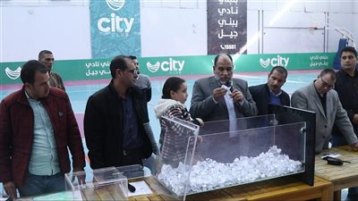  إجراء القرعة العلنية لاختيار الفائزين بترخيص 20 سيارة أجرة بمركز كفرالشيخ