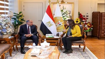 وزيرة التنمية المحلية تناقش مع محافظ المنيا المشروعات القومية على أرض المحافظة 