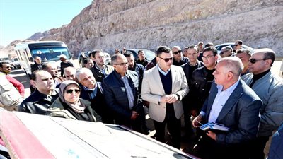 وزير الإسكان يتفقد مشروع ازدواج ورفع كفاءة طريق مطار سانت كاترين