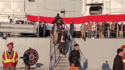 القوات البحرية تحبط محاولة هجرة غير شرعية لمركب على متنه 63 فردًا