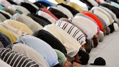 كيفية وقوف المأموم مع الإمام إذا كان فردًا واحدًا