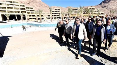 وزير الإسكان يتفقد الفندق الجبلي وساحة السلام بمشروع تطوير موقع التجلي الأعظم