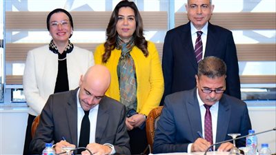 وزيرا التنمية المحلية والبيئة يشهدان توقيع عقد تشغيل مصنع تدوير المخلفات بالمنيا 