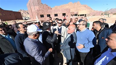 وزير الإسكان يتفقد سير العمل بالنزل البيئي الجديد والبلدة التراثية بسانت كاترين