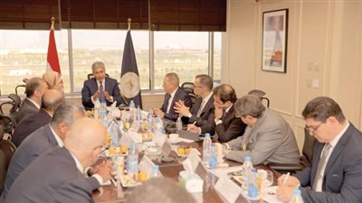 وزير السياحة يناقش مع رجال الاعمال التغلب علي معوقات  الاستثمار السياحى 