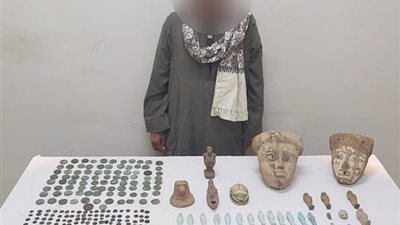 ضبط 409 قطع أثرية بحوزة أحد الأشخاص بأسيوط