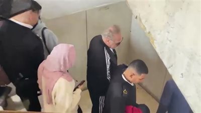 أول ظهور للمخرج عمر زهران ”بترنج أسود” داخل محكمة جنوب الجيزة