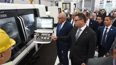 وزير الإسكان ورئيس العربية للتصنيع يتفقدان مركز التصنيع الرقمي بمصنع المحركات