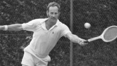 وفاة أسطورة التنس الأسترالي نيل فريزر عن عمر 91 عامًا