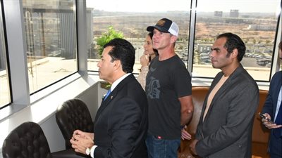 وزير الشباب والرياضة يلتقي البطل الأمريكي شون سورانر