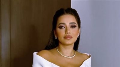  رحمة رياض تواكب موضة الفساتين البراقة في إكس فاكتور (صور)