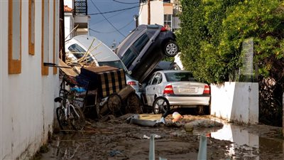 عاصفة مميتة تبتلع المنازل والسيارات في جزيرة رودس.. فيديو