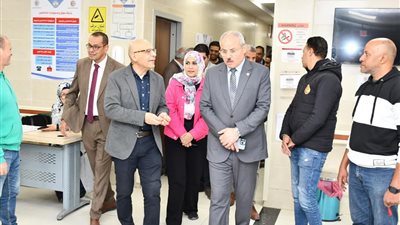 رئيس جامعة قناة السويس يتفقد المرحلة الثانية من تطوير المستشفى الجامعي 