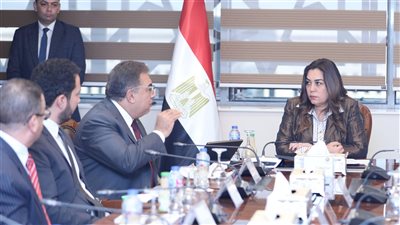 وزيرة التنمية المحلية ومحافظ الدقهلية يشهدان توقيع عقد إغلاق وتأهيل مقلب قلابشو للمخلفات 