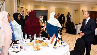 وزير الخارجية يلتقي مجموعة من السياسيين السودانيين وممثلي المجتمع المدني 