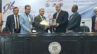 تكريم المتحدث الرسمي لجامعة الأزهر بجائزة النيل في العلوم الإنسانية