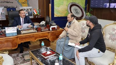 محافظ المنوفية يتلقى دعوة عروسان أيتام ويقرر صرف مساعدات مالية