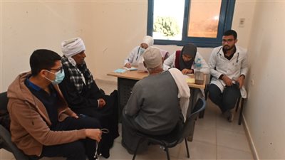 قافلة جامعة الفيوم تقدم خدماتها لـ 1128 مواطن بقرية الخواجات 