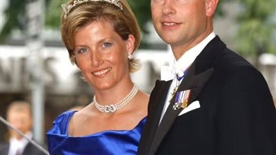 دوقة إدنبرة تتألق بـ تاج تبلغ قيمته مليون جنيه في عشاء أمير قطر 