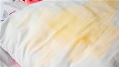 بمكونين فقط .. تخلص من البقع الصفراء على الوسائد والمراتب 