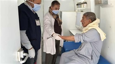 خدمات صحية لــ1136 في قافلة طبية بالمنيا 