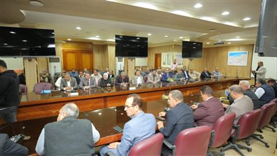 محافظ كفر الشيخ يناقش طلبات واحتياجات الصيادين والمزارعين