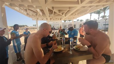 تحدى  تناول  سندوتشات البرجر تجذب السياح بفنادق الغردقة 