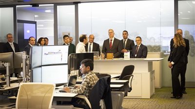 وزير البترول يتفقد مركز الحفر عن بُعد داخل مقر 