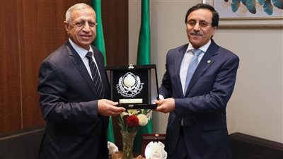 رئيس الأكاديمية العربية يستقبل مدير عام المنظمة العربية للتنمية الإدارية بفرع الأكاديمية بجنوب الوادي