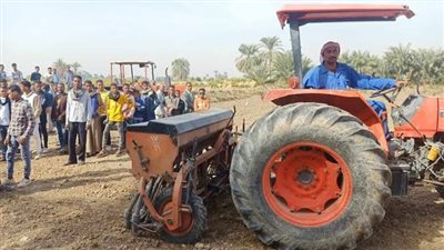 تعليم قنا يعطى شارة بدء زراعة القمح بنظام التسطير 