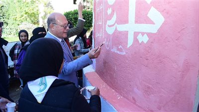 رئيس جامعة سوهاج يشارك طلابه بمعسكر الجوالة والخدمة العامة والتشجير 