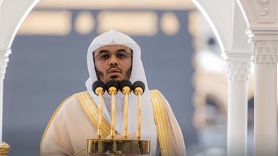 الدوسري في خطبته: مكارم الأخلاق أساس الإسلام وأداة للنجاة