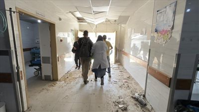 مسيرات إسرائيلية تشعل النيران في منازل بمحيط مستشفى كمال عدوان