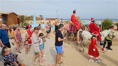  القديس نيكولاس يتفقد مهرجان الفواكة بشواطئ مرسي علم