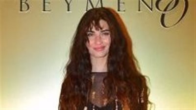 توبا بويوكوستن تستعرض ذوقها الرفيع في حفل  افتتاح مهرجان البحر الأحمر السينمائى 