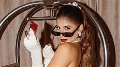 ملك قورة تتألق بالكب والنظارة السوداء تثيرة حيرة جمهورها 