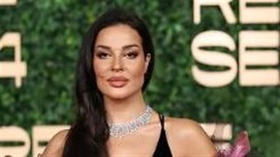 نادين نجيم مرأة لموضة الوشاح دراماتيكي بتوقيع أرماني