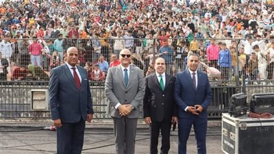 محافظ القليوبية يحفز فريق كرة القدم قبل المباراة النهائية 