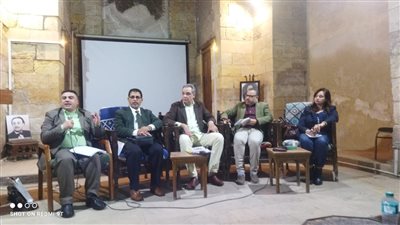 في مناقشة مشروعه النقدي.. 