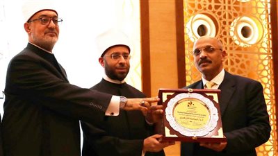 خلال مؤتمر الجمعية الفلسفية.. مفتي الجمهورية يكرِّم وكيلَ الأزهر