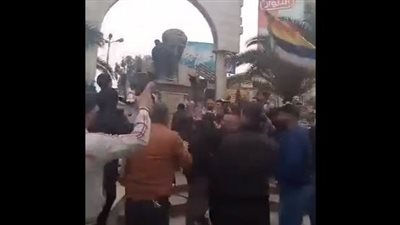 إسقاط تمثال الرئيس الراحل حافظ الأسد