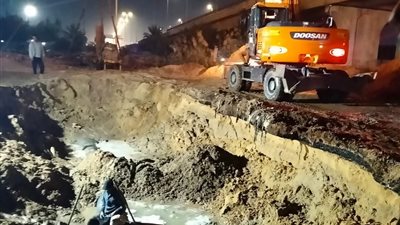 رئيس مياه القناة يتابع أعمال إصلاح كسر خط المجمع الإسلامي 