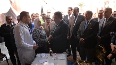 محافظ الدقهلية يتفقد القوافل الطبية بجمصة