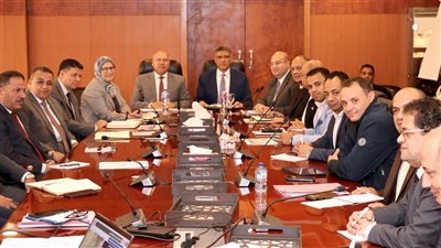 وزير الصناعة والنقل يبحث مع محافظ ومستثمري الجيزة تحديات المناطق الصناعية