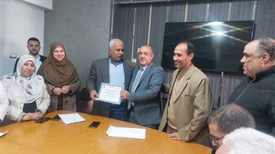 صحة المنوفية: تكريم عامل بإدارة الورش والصيانة لبلوغه السن القانوني                