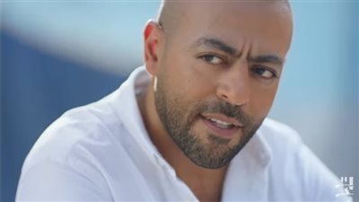 تامر عاشور يفاجئ جمهوره بإعلان مشوق لألبومه الجديد