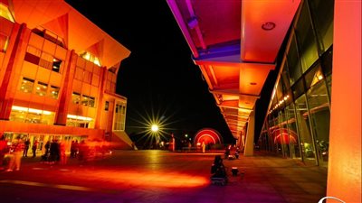 مكتبة الإسكندرية تضئ باللون البرتقالى تضامنا مع المرأة 