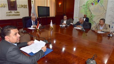 محافظ الأقصر يتابع ملف إزالة التعديات على أملاك الدولة والأراضي الزراعية