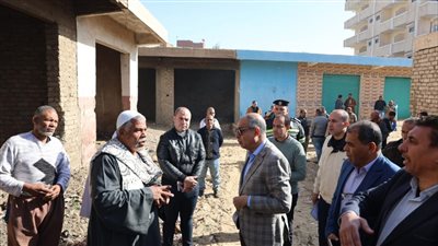 محافظ المنيا يبحث مع التجار إقامة أسواق حضارية بسمالوط 